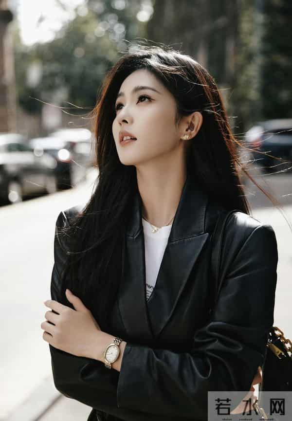 穿黑色皮夹克的白鹿