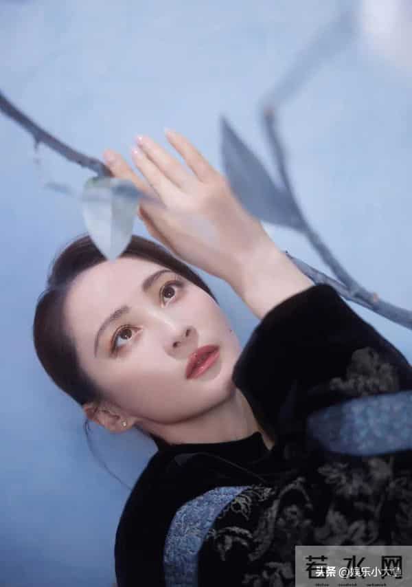 蒋勤勤出席十堰竹山活动,穿黑色印花中式套装发髻低挽,大气漂亮