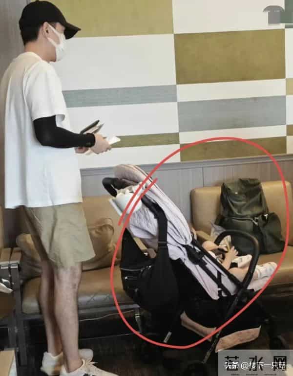 胡歌周末带女儿亲子游 全程推婴儿车 41岁才当爹成女儿奴 父女俩合拍