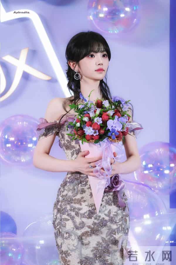 田曦薇“像刚放学的学姐”:白Polo+素颜感妆,美得毫不费力