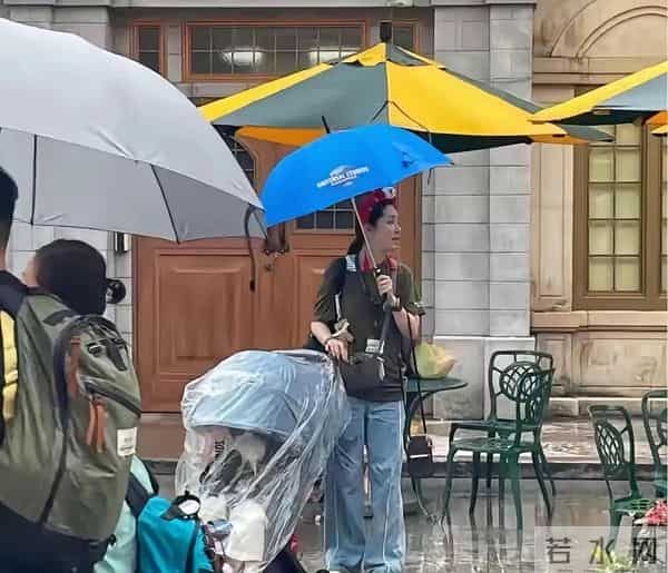 向佐这是爱惨了郭碧婷!新加坡游玩比老婆穿的还粉嫩,眼神粘人。