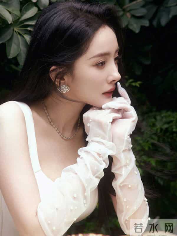 杨幂这套白色缎面长裙造型!珍珠手套一配,复古优雅感直接拉满!