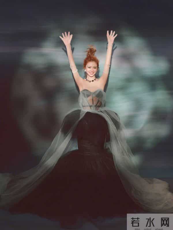 薛凯琪昆山演唱会造型,薄纱抹胸裙穿搭性感迷人