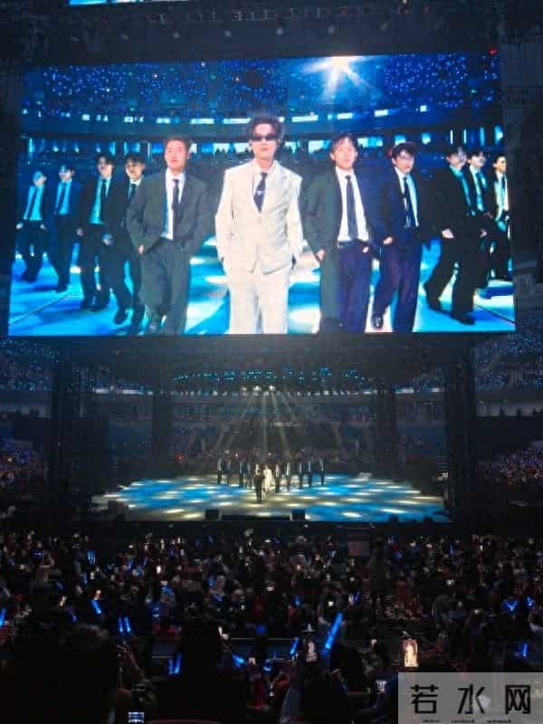 陈楚生在武汉演唱会跳舞开玩笑“老命快没了”：舞蹈和吉他一样，几天不练全世界知道