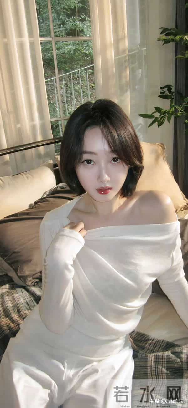 蒋梦婕玉腿香肩写真似少女