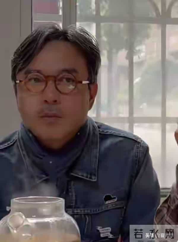 51岁汪涵现身沈梦辰饭局，白发显沧桑却超亲民，师徒同框太暖心