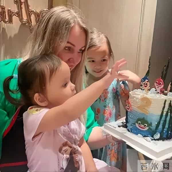 68岁曲协副主席:师从李金斗,二婚娶小30岁洋妻,生俩混血女儿