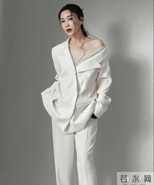 北京这一夜，巩俐雍容华贵，那英变得好时髦，郭晶晶低调地赢了