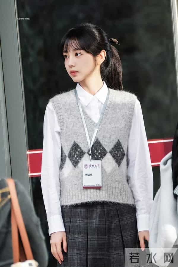 田曦薇“像刚放学的学姐”:白Polo+素颜感妆,美得毫不费力