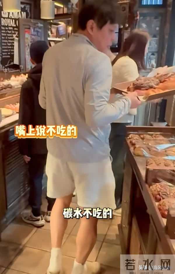 范志毅带娇妻立冬逛街,面包店扫货遭老婆当场拿捏,被误认成父女