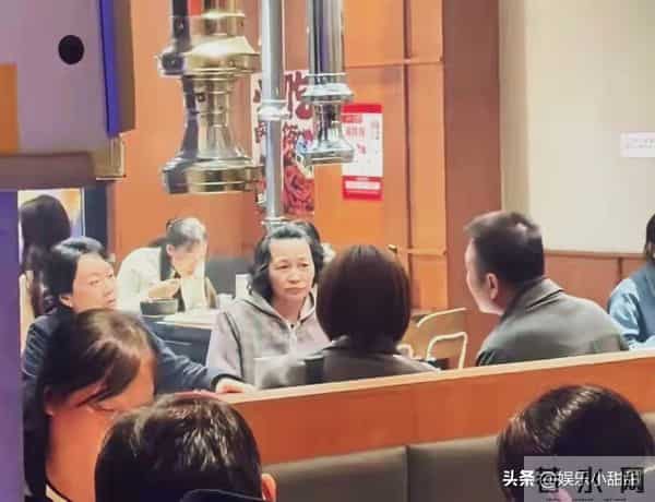 沈阳偶遇闫妮任素汐！姐妹花不顾形象埋头干饭，这状态太真实了！