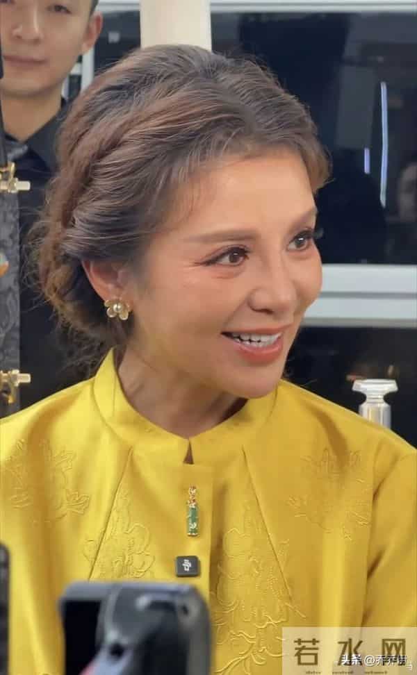 52岁的朱迅在上海进博会被偶遇,她身着黄色新中式服装