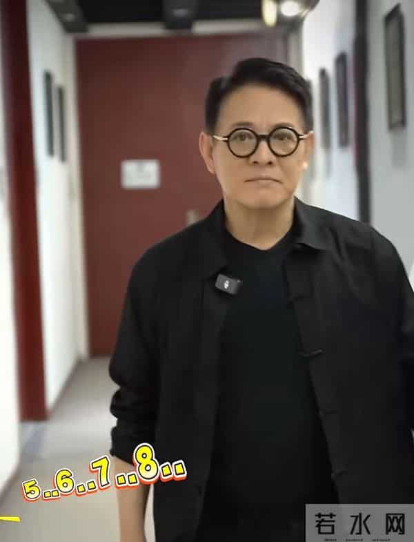 62岁李连杰探班吴京,俩人花5块钱同吃一盘饭,看模样年轻了不少