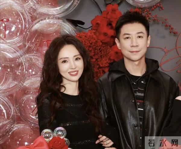 董璇46岁庆生照孕味明显，端蛋糕腹部微隆起，女儿小酒窝颜值出众