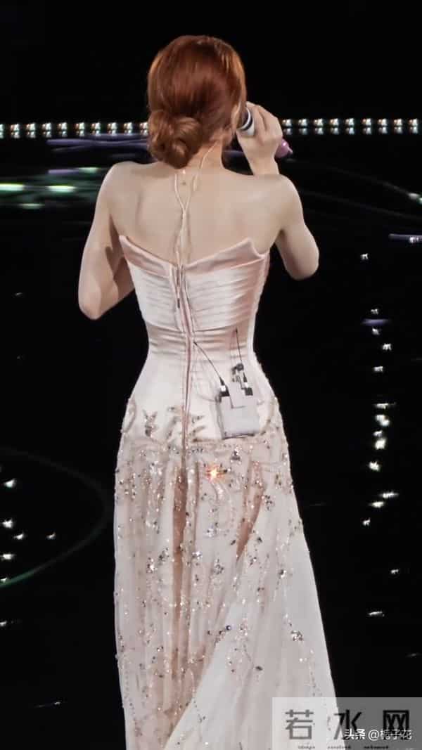 赵露思在音乐会上这身装扮太美了吧,身材好高挑,腰肢纤细 美极了