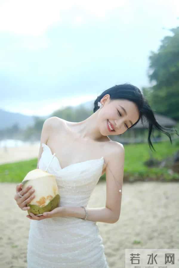孙怡白裙海边写真