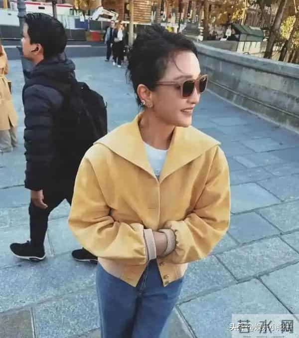 51岁周迅近照：头发白了一小半，老态尽显，但却挡不住从容气质