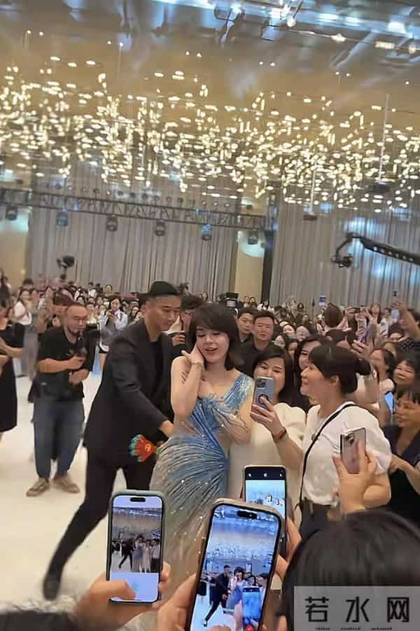 55岁于文红减肥决心坚定，1米66想减到80斤，穿高开叉裙秀身材