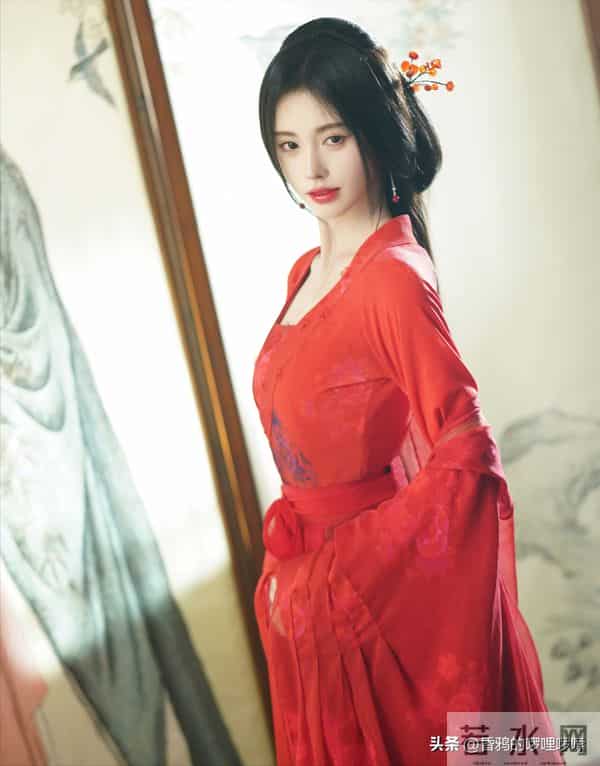 甜妹天花板 vs 四千年美女!田曦薇鞠婧祎谁更受网友喜欢?