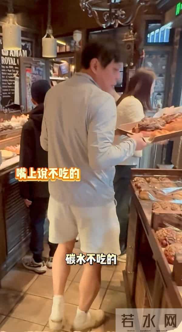 范志毅夫妻俩买面包，被说像父女，脾气火爆的他在老婆面前很温柔