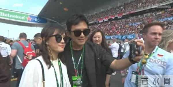 55岁莫文蔚现身香港！生图皮松肉垮自然老去，穿透视装身材干瘪