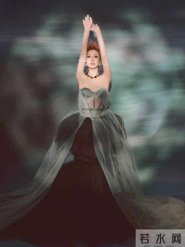 薛凯琪昆山演唱会造型,薄纱抹胸裙穿搭性感迷人