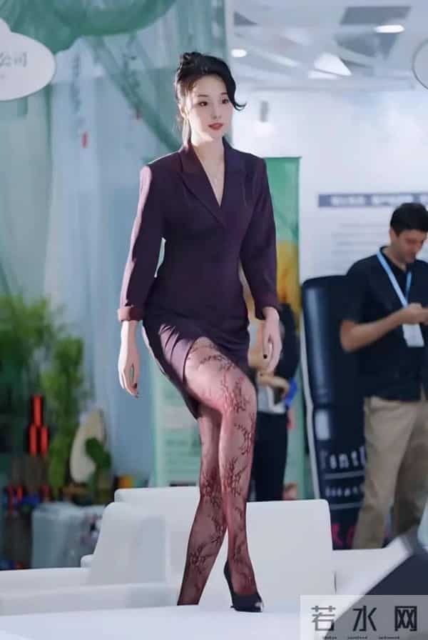 李沅桐亮相国际泉愈博览会 紫包臀裙配红花纹丝袜 韵味十足美腿吸睛