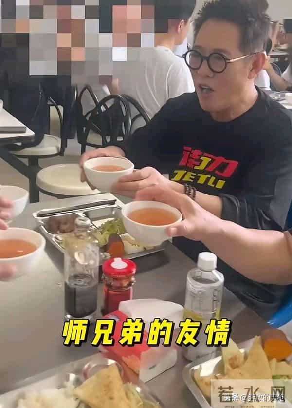 62岁李连杰探班吴京，俩人花5块钱吃饭，李连杰真是有点返老还童