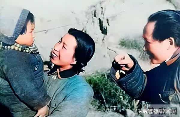 毛主席一家四口合影，四人脸上全是笑意，李讷紧挨毛主席