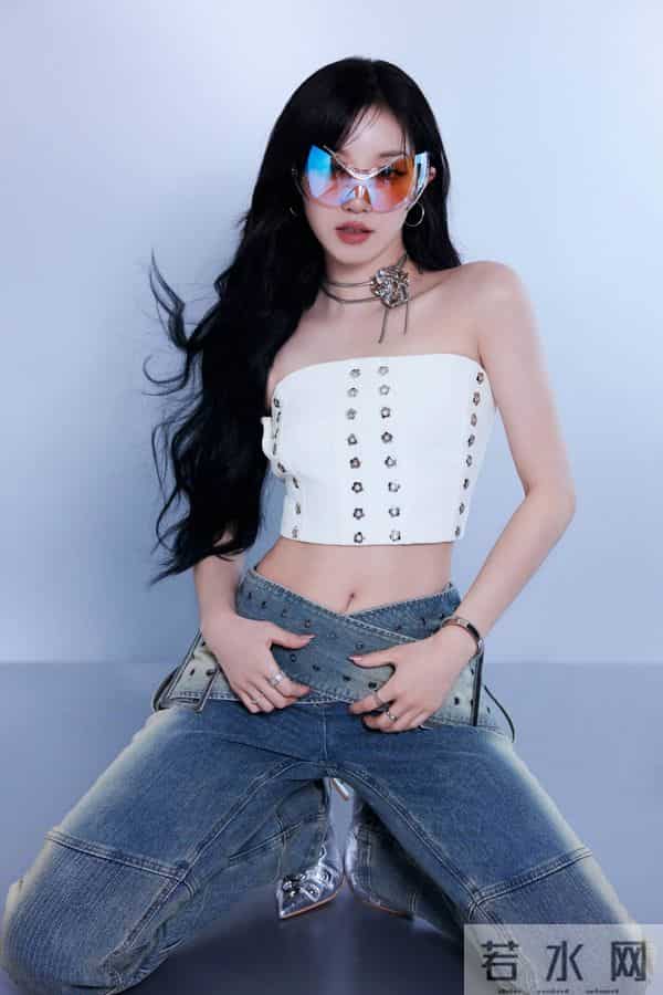 宋雨琦 白抹胸牛仔裤 又酷又辣