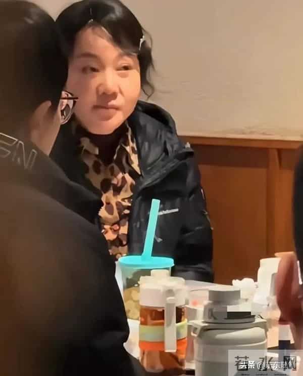 54岁闫妮和好友任素汐沈阳餐馆吃烤肉,穿羽绒服扎一头卷发挺时髦