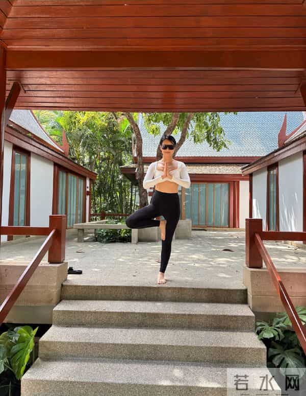 胡杏儿晒庆生美照,与李乘德甜蜜搂腰,46岁胡杏儿被宠的幸福洋溢