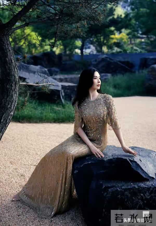 张柏芝的穿搭太绝了，40+姐姐风狠狠拿，不愧是初代港风女神！