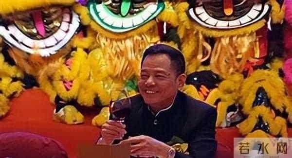 成龙的靠山到底有多硬？曾两次惹怒顶级黑帮大佬，依旧全身而退