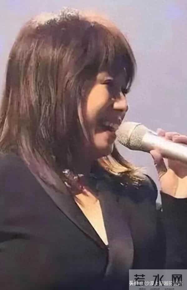 天！57岁林忆莲胖成这模样了，大圆脸腰上游泳圈，都快认不出了！