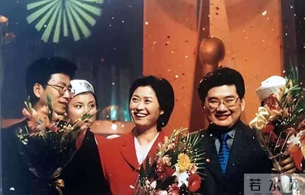 28年前直播香港回归4位主持人，2人去世1人堕落，仅一人顺利退休