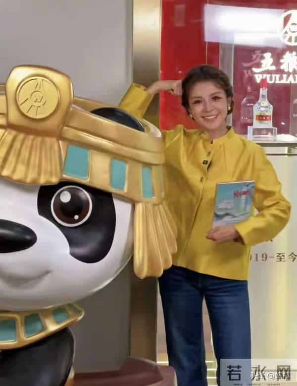 52岁朱迅现身上海进博会，穿黄色新中式上衣，尽显知性温婉与大气