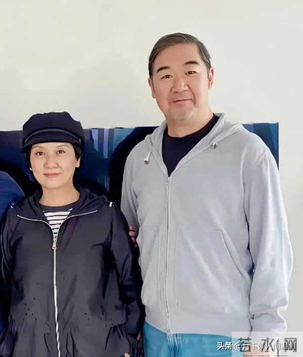 张国立和老婆去天津的朋友家里做客,俩人70岁依然精气神十足。