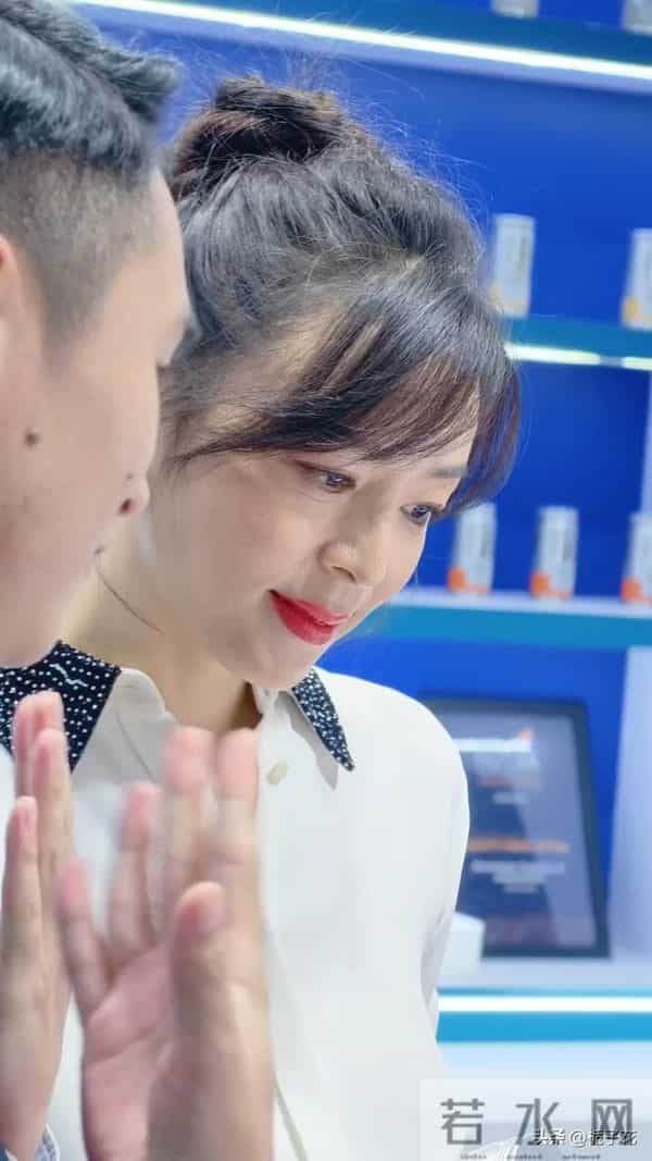 45岁张静初现身上海进博会,她的笑容真的太有感染力了,太美了吧