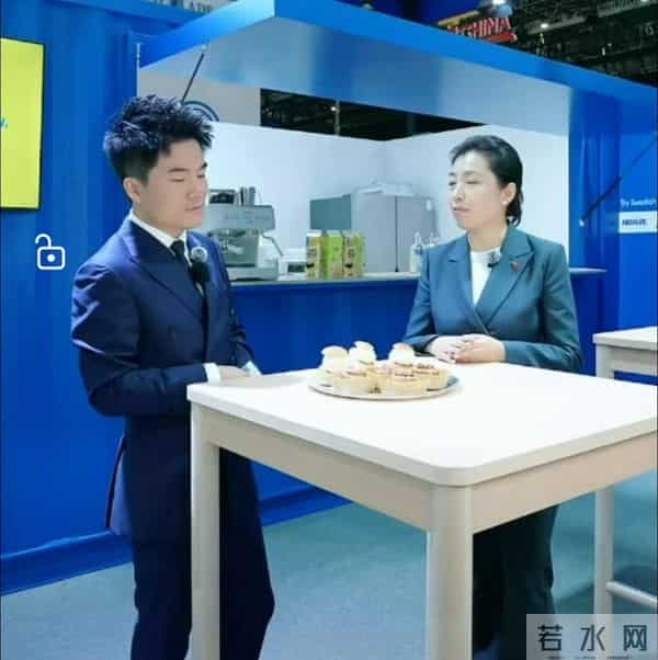 跟着董宇辉逛上海进博会，外国友人惊呆了，这小子是真吃啊！