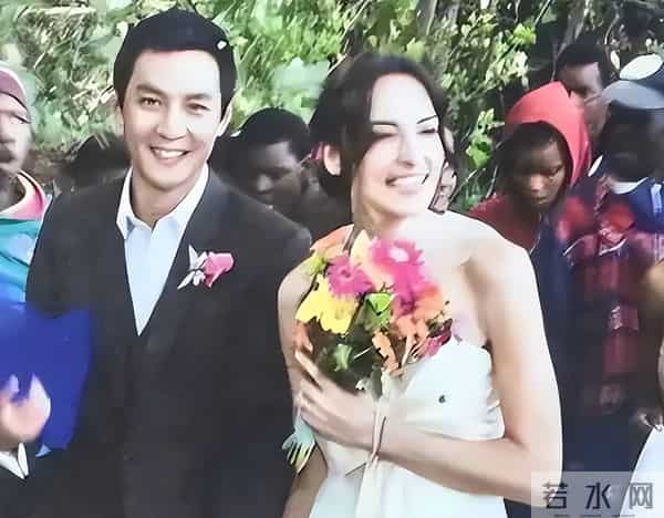 吴彦祖晒47岁老婆素颜合照，惊呆网友！男方曾称近10年没夫妻生活