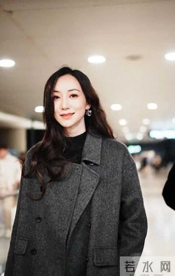 韩雪都奔四了还这么有气质！穿灰色大衣阔腿裤，时髦洋气又高级！