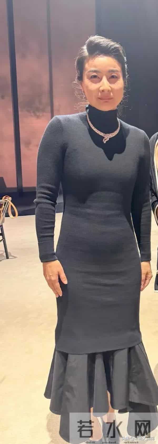 这一夜,露肩装的那英,深V领的朱珠,都输给了全裹出镜的郭晶晶