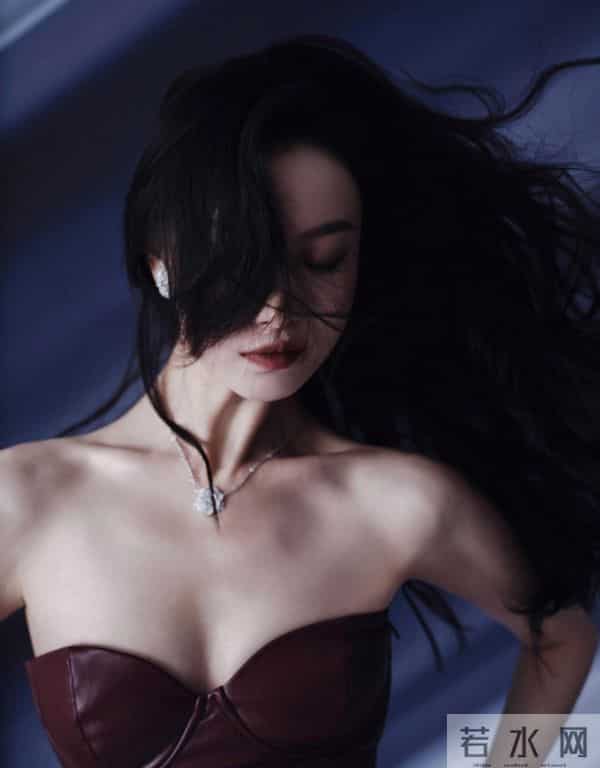 宋茜｜酒红色皮裙风情万种