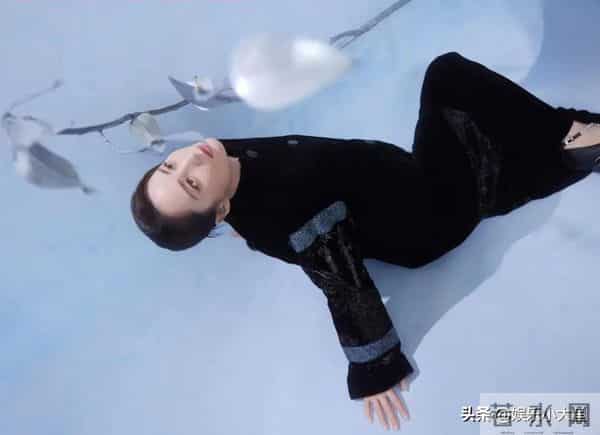 蒋勤勤出席十堰竹山活动,穿黑色印花中式套装发髻低挽,大气漂亮