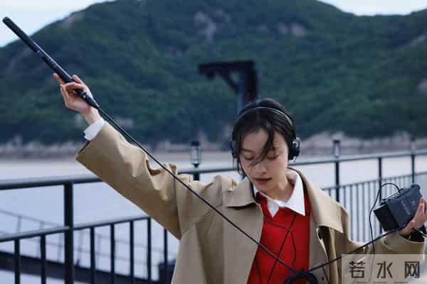 倪妮的这组大片也太会拍了!谁看了不喊一句“氛围感女王”!