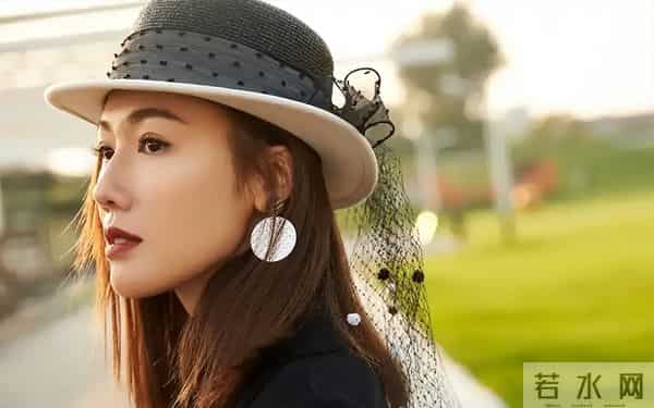 她曾是富家女,破产后选美出道,苦熬多年成主角,爱情事业双得意