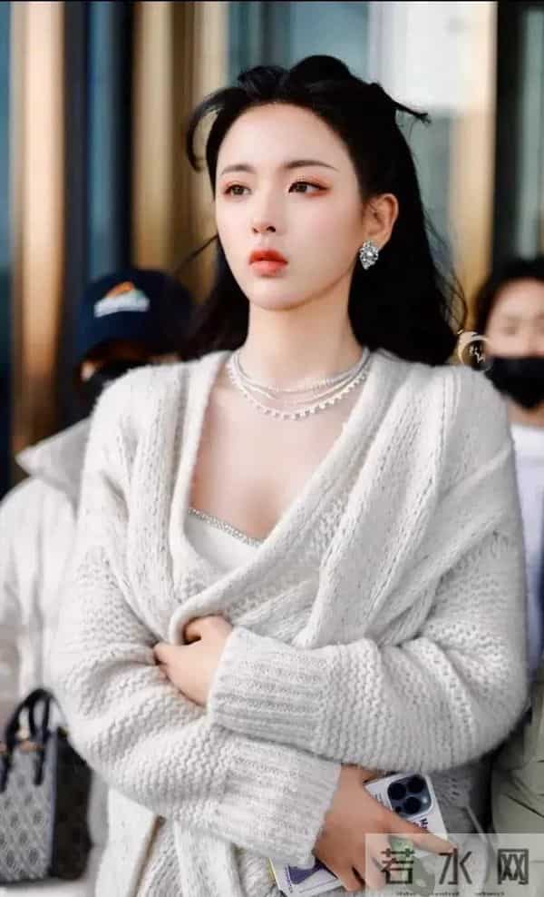 杨超越的脚火了！被赞“内娱最美脚丫”，镜头特写太绝了