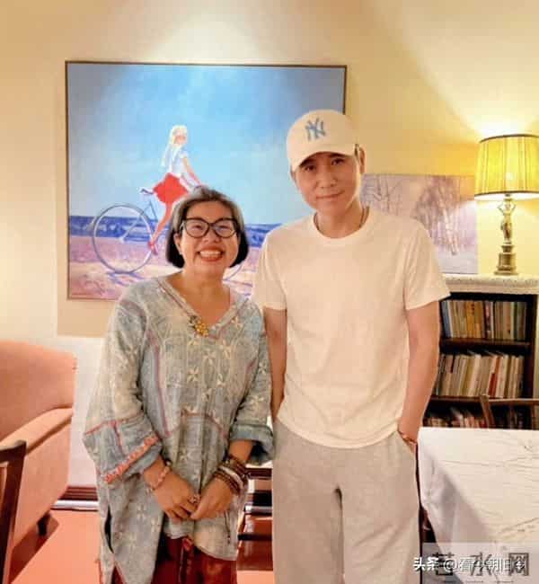 51岁李乃文到哈尔滨朋友家里做客,他身穿白色短袖,身材又高又瘦