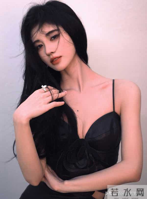 甜妹天花板 vs 四千年美女!田曦薇鞠婧祎谁更受网友喜欢?